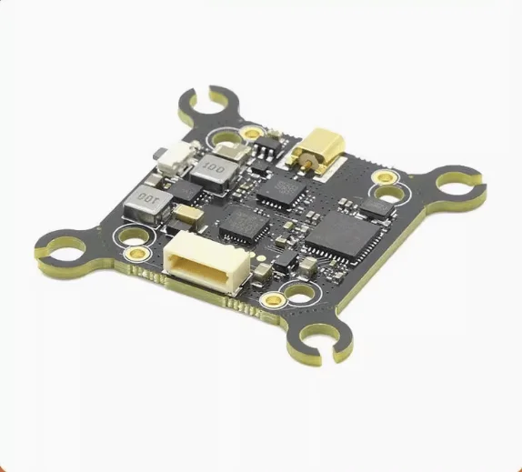 CYCLONE FPV simulateur transmission vidéo haute puissance 1W 5.8G en action avec LED allumée