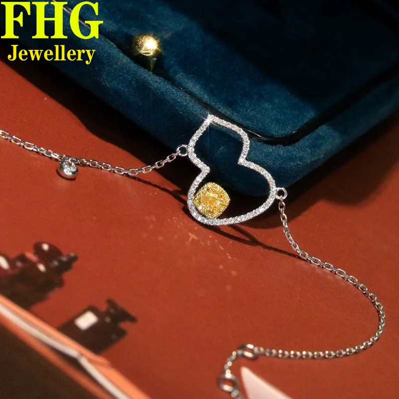 

Браслет из белого и желтого золота с бриллиантами, 18 К