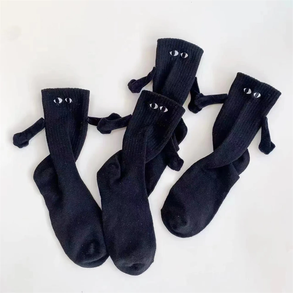 Ins Mode Lustige Kreative 3D Magnetisch Angezogene Hände Schwarz Weiß Cartoon Große Augen Paare Socken Club Promi Dropship – Detail 5