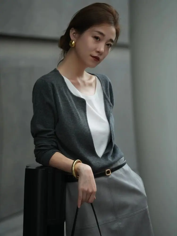 French Laiser Temperament Long-sleeved T-shirt for Women in Autumn Elastic Contrasting Color Fake Two-piece Base Top Skirt Suit 3