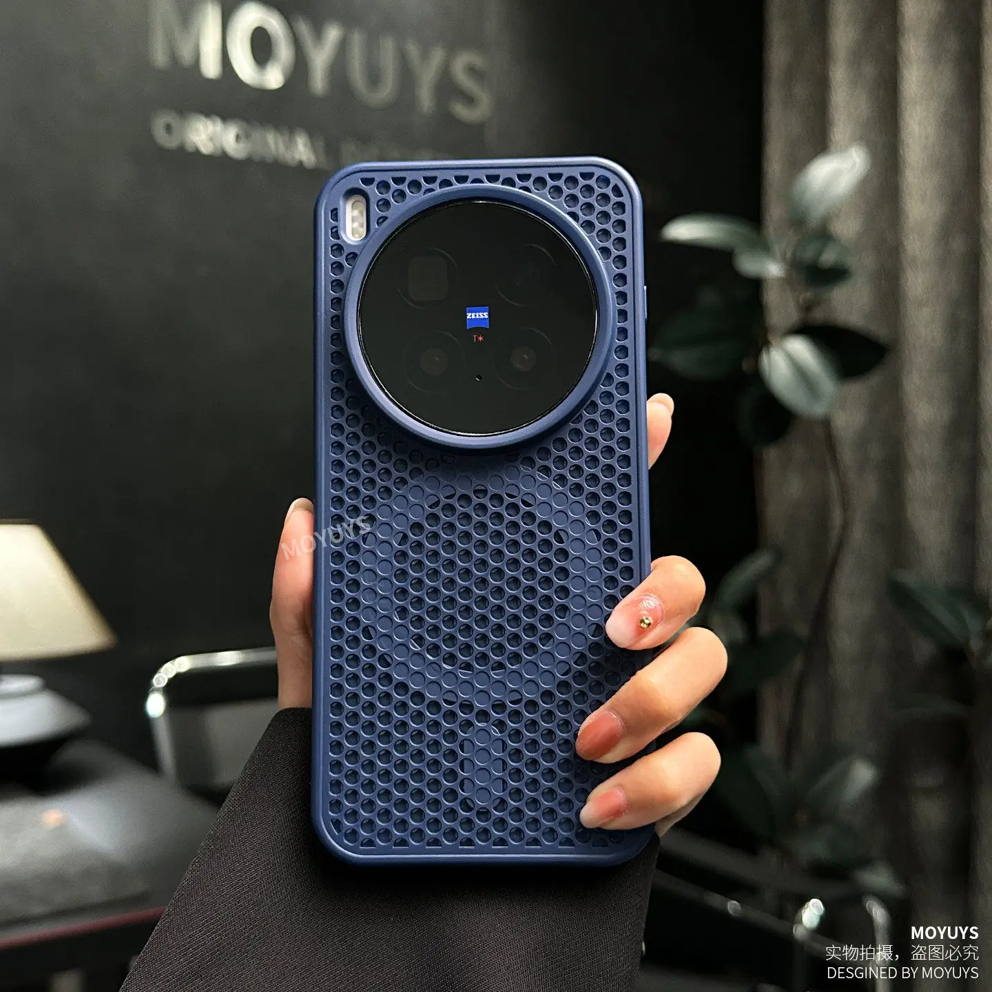Honeycomb Heat Dissipation Magnetic Phone Case - Fashionable Non-Slip Design with Wireless Charging Compatibility