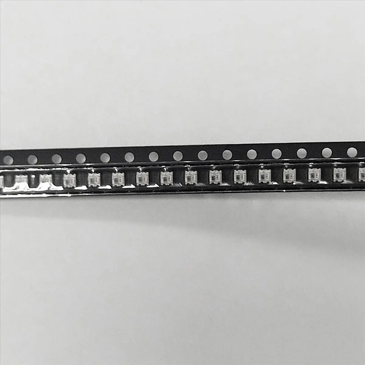 600Pcs WS2812 2020 LED 칩 4핀 미니 화이트 PCB 주소 지정 가능 디지털 RGB 풀 컬러 LED 칩 DC5V LED 스트립 스크린-AT36