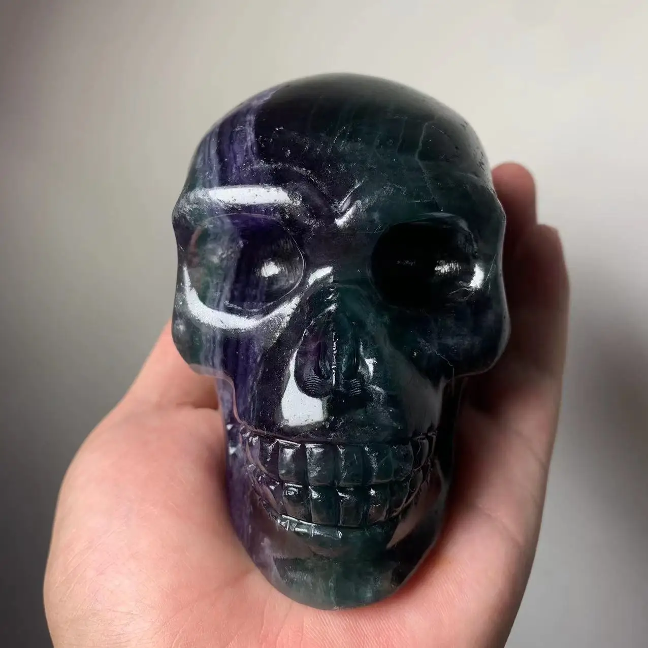 

Beautiful Natural Fluorite Quartz Skull Hand Carved Crystal Spirit Healing Skull Home Decoration Ornaments Gift