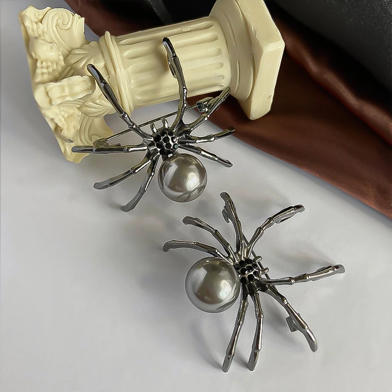 

Exaggerated Black White Spider Creative Brooch Women Men 2-color Insects Brooches Scarf Accessories Casual Brooch Pin Gifts