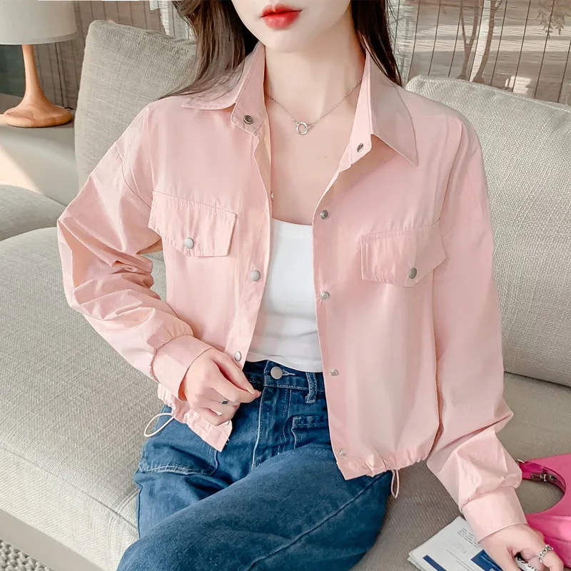 

Куртка-бомбер женская демисезонная с длинными рукавами и большими карманами