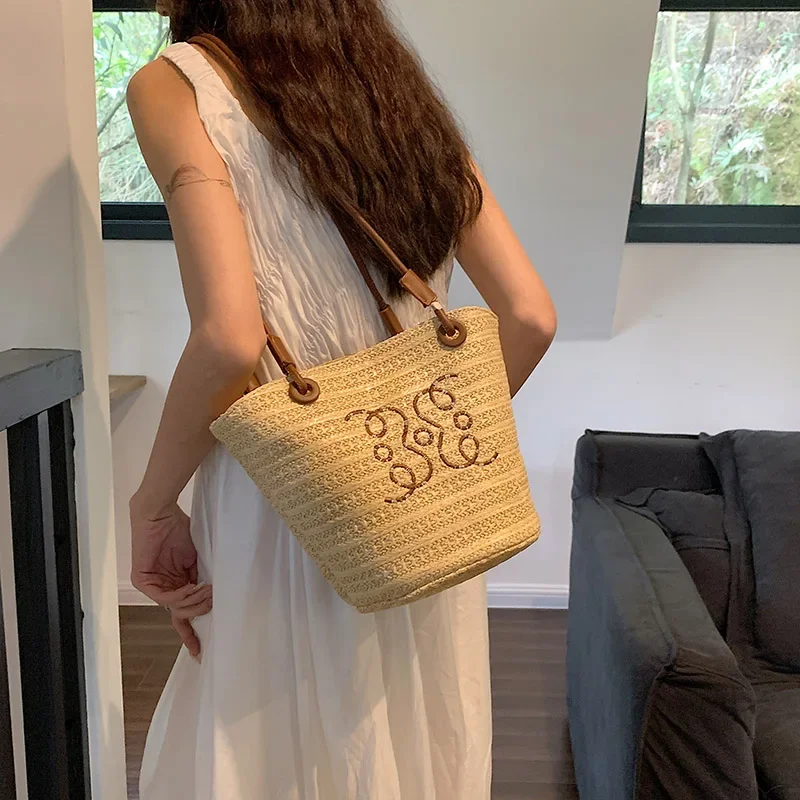 thumbnail image 1 of Nuevo bolso de paja tejido para mujer, bolso de hombro de ratán para vacaciones de verano 2024, bolso de hombro de paja francés para playa y verano, 1 of 5