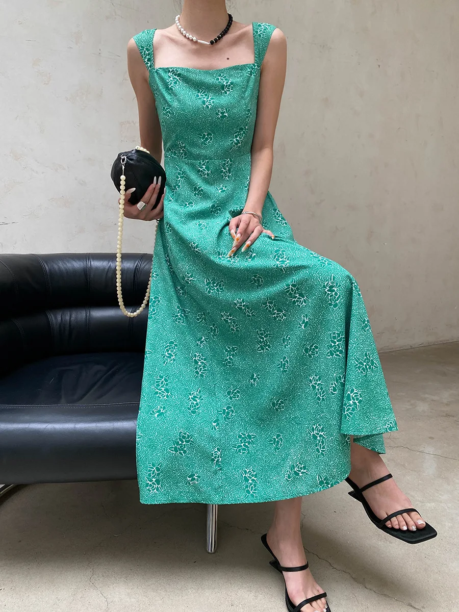 Sommerliches Damenkleid im französischen Retro-Stil mit eckigem Ausschnitt, tailliertem Schnitt und schlank machendem Blumenmuster.