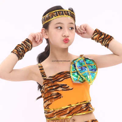 Children's wear plays out costume tage costume African dance Indian savage hunter show dance