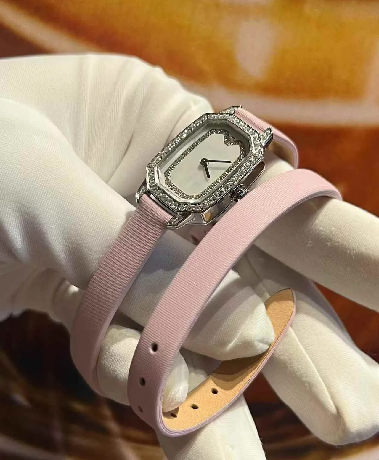 ساعة نسائية مربعة بسوار ملون – تصميم أنيق مرصع