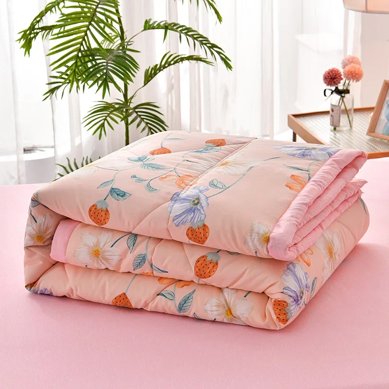 Strawberry Dreams Midnight Lightweight & Breathable Quilt With Edge-wrapping Stripsv