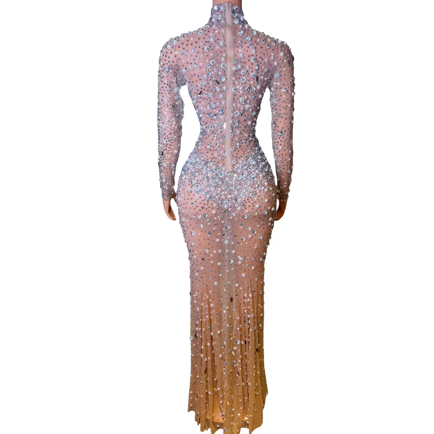 Рисунок 4 - Роскошное платье с кристаллами и жемчугом