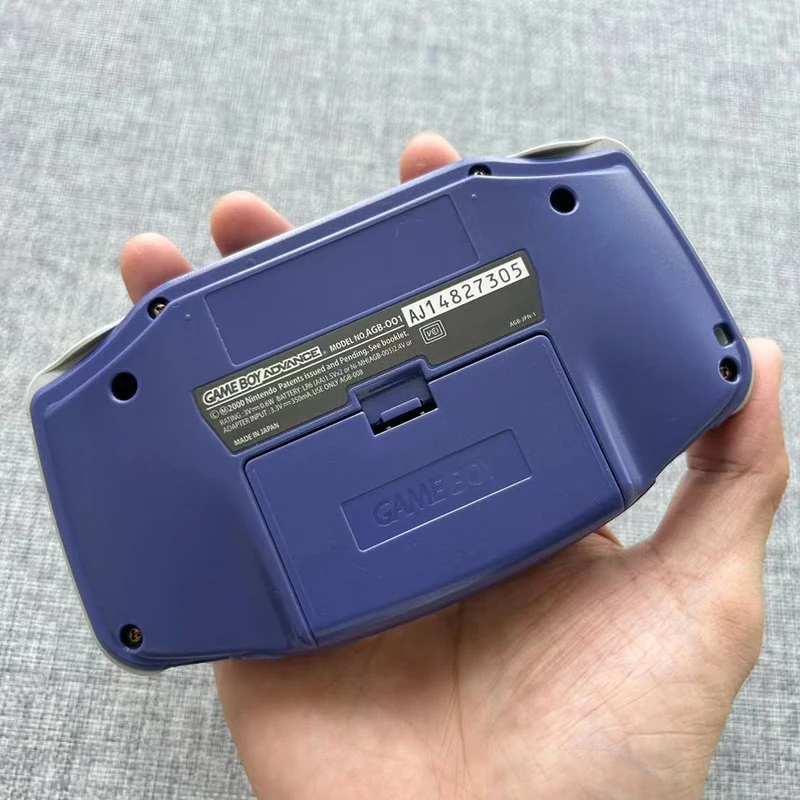 Novo console de jogos GBA Palm sem traseira, colorido, destacando a nostalgia retrô. Pequeno presente._voghion.com