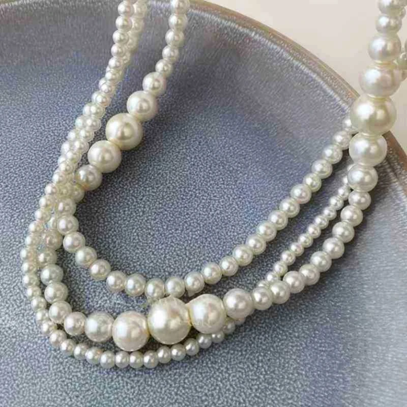 Collana multistrato di perline con pendente irregolare