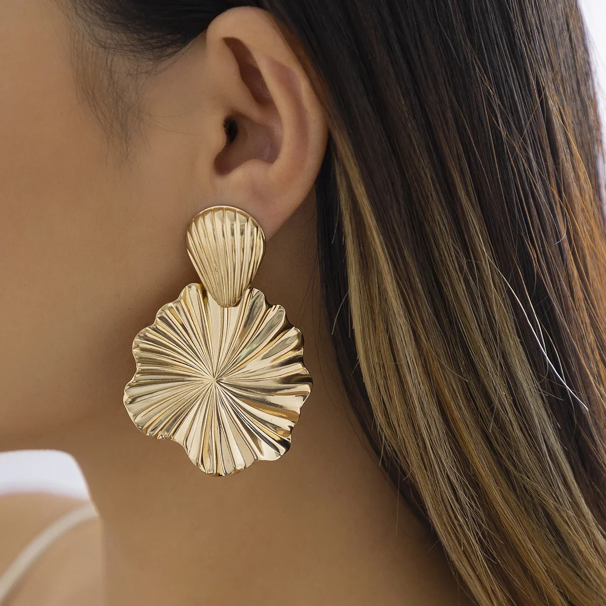2024 New Fashion Metal Leaf Dangle Earrings: Unique and Stylish Statement Earrings