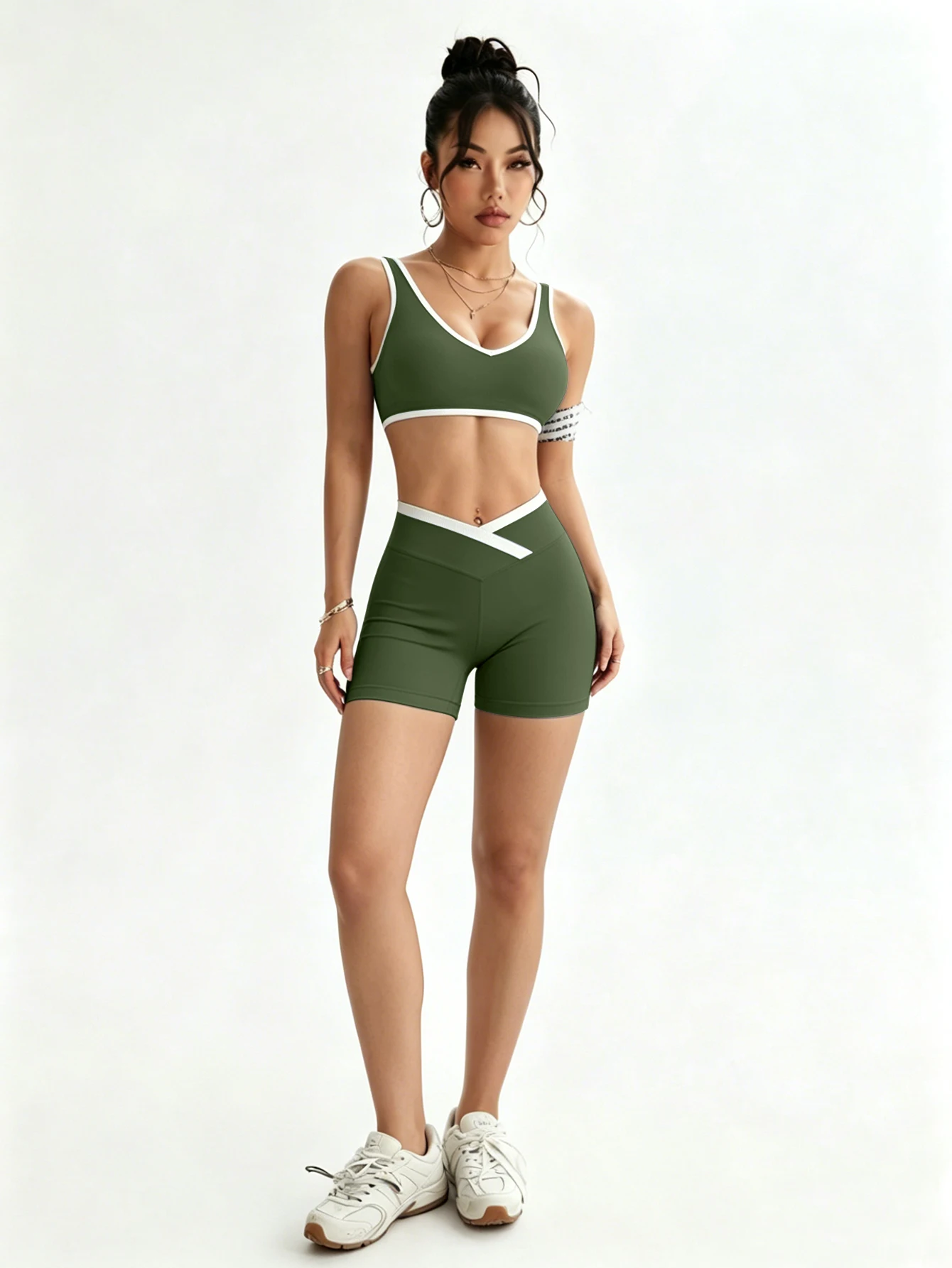Ensemble de sport pour femme : short taille haute croisée et débardeur moulant dos nu contrastant, idéal pour la course, le fitness et le yoga