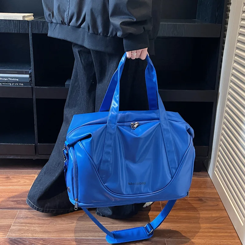 Kleinblaue, weiche Leder-Sporttasche, vielseitig einsetzbar, leicht, strapazierfähig, ideal für kurze Reisen und Outdoor-Sportarten._voghion.com