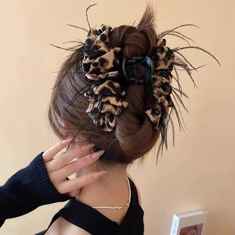 15CM Large Pleated Leopard Print Hair Claw Clip Hair Crabs Women Temperament Hairpin Barrette Party Ponytail Hair Claw Korean