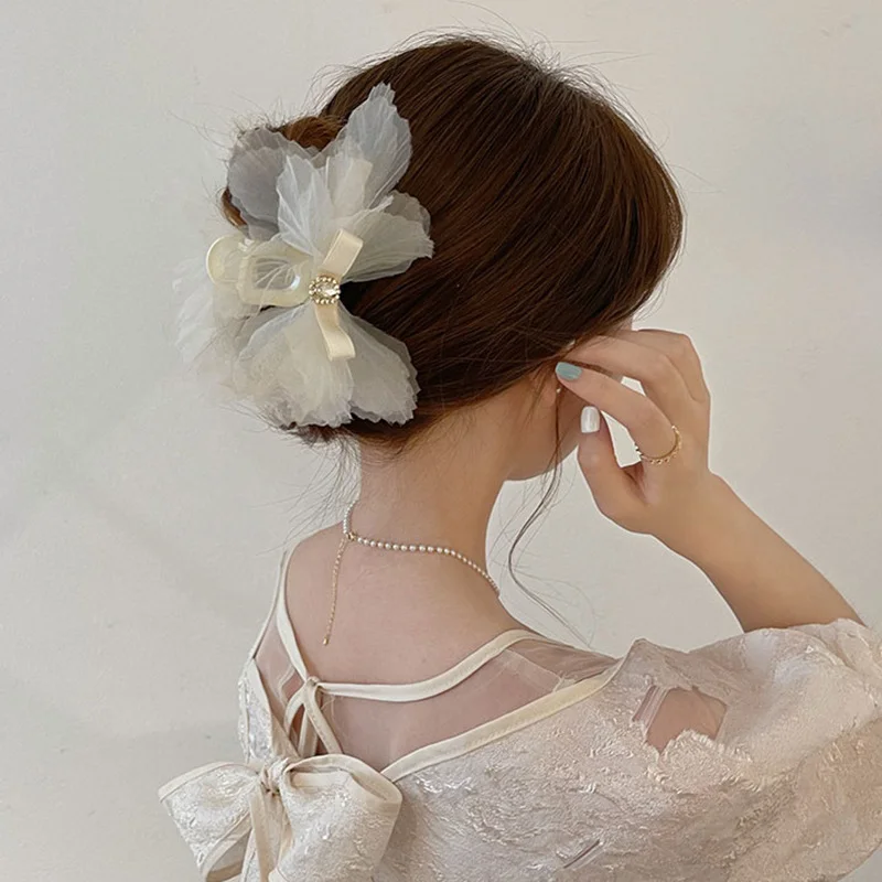 

2023 White Petal Hair Claws for Women Shiny Crystal Hair Clip Girls Elegance Temperament Sweet Headdress Hair Accessoires Korean