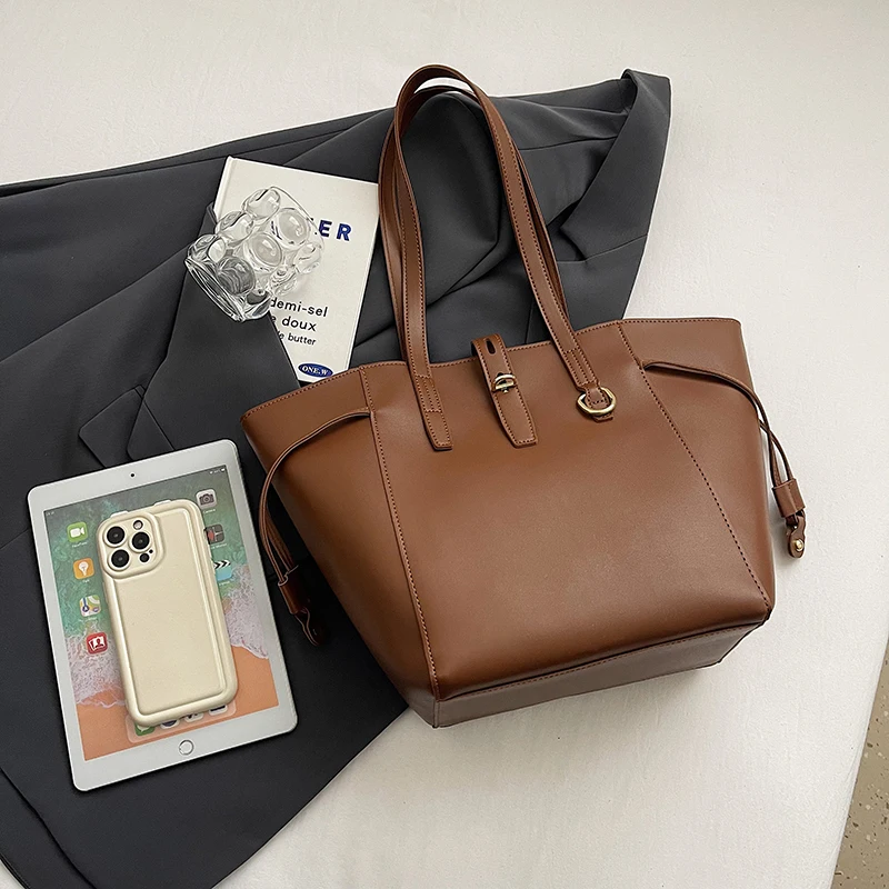 حقيبة يد نسائية من الجلد بتصميم كلاسيكي بكتف واحد...