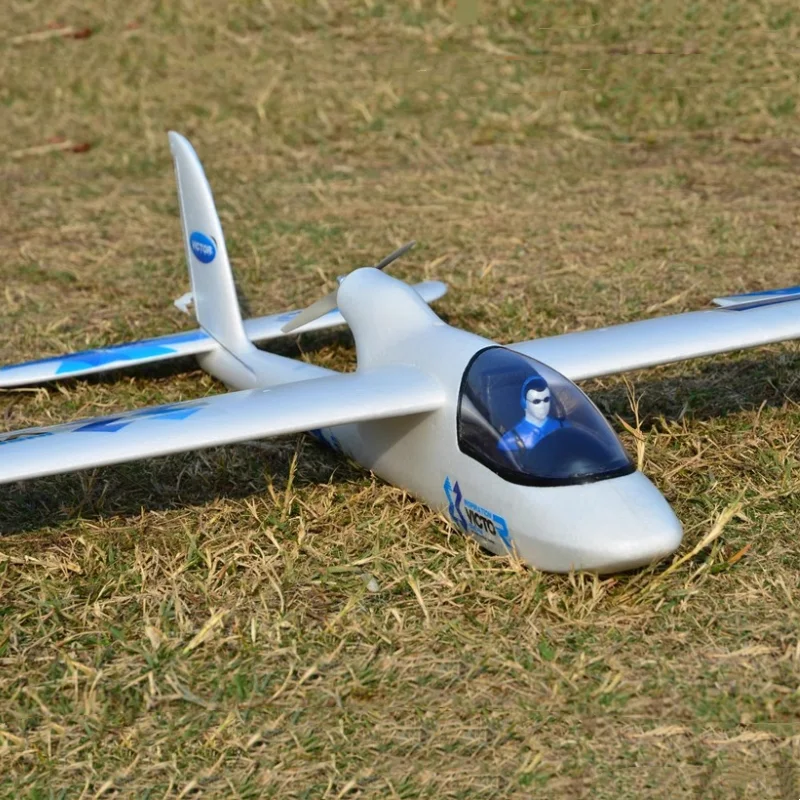 Planeur RC 1480mm EPP KIT/PNP posé sur l'herbe, prêt pour le vol longue distance.