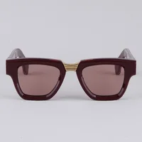 Lunettes de soleil vintage de luxe pour femmes, monture épaisse rouge foncé avec détails en métal doré, lunettes de soleil de haute qualité pour homme avec étui 2