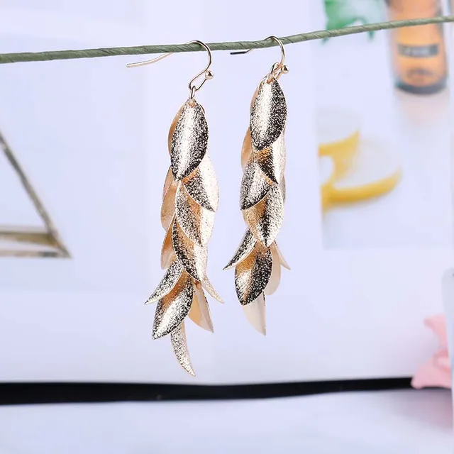반짝이는 금속 잎으로 제작된 트렌디하고 고전적인 클립 귀걸이