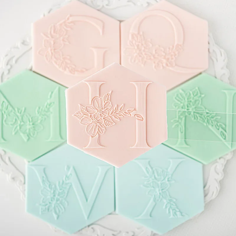 A-Z 26 Letter Acrylic Alphabet Embosser Fondant Sugar Seal Relief Reverse Stamp Wedding Cake Decor Cookies Embosser Stamp Baking Mold Fondant Cutter Baking Decorating Tools