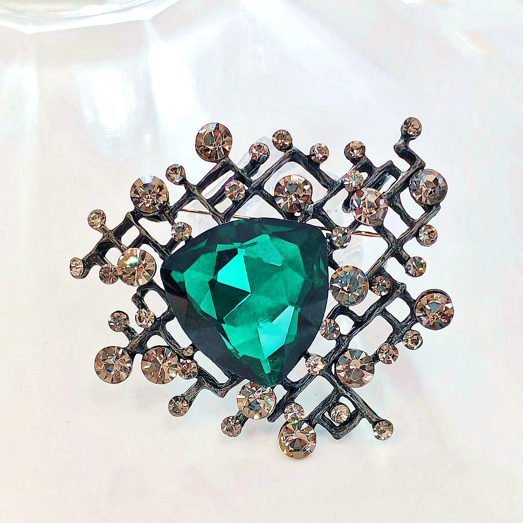 Designer Fashion Woven and Green Heart Stone Brooch Pin Art Deco Jewet Wedding Jewelry