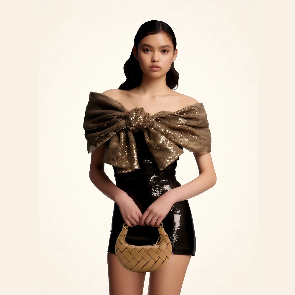 تتميز حقيبة اليد الفاخرة JW PEI Orla بتصميم جديد ف...