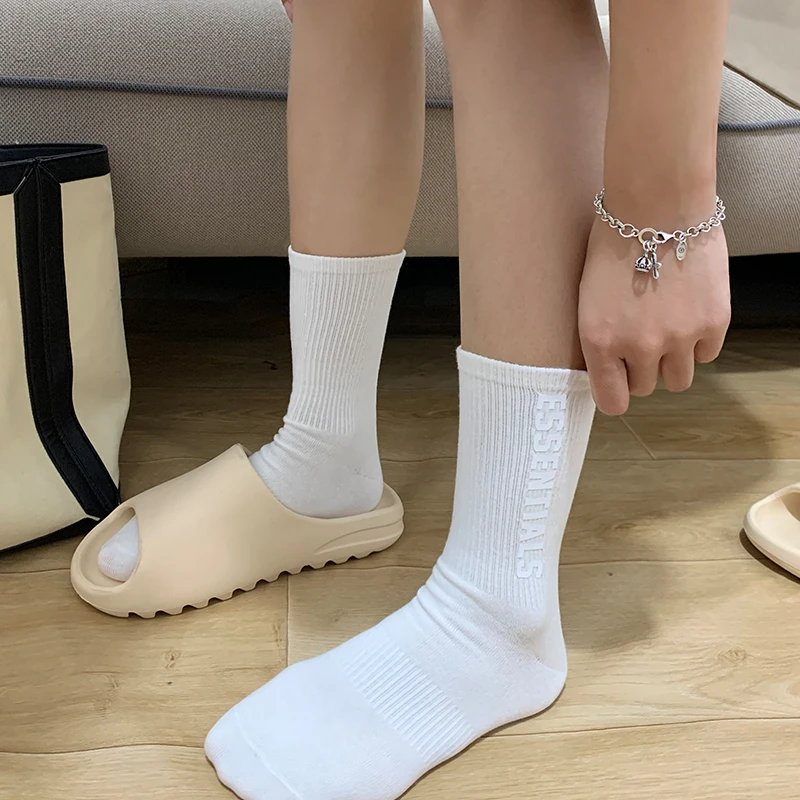 봄 여름 캔디 컬러 노란색 3d 간단한 편지 인쇄 솔리드 코튼 중반 송아지 양말 남성 여성을위한 짧은 양말 유행