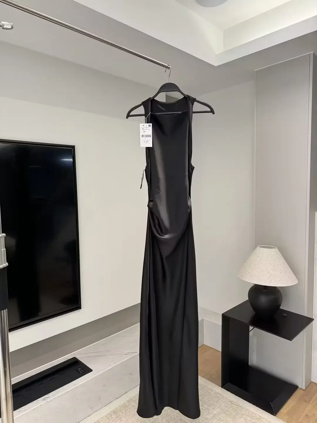 

Women's unique fashionable pleated design black slim fit satin texture midi dress retro sleeveless women's dress Mujer