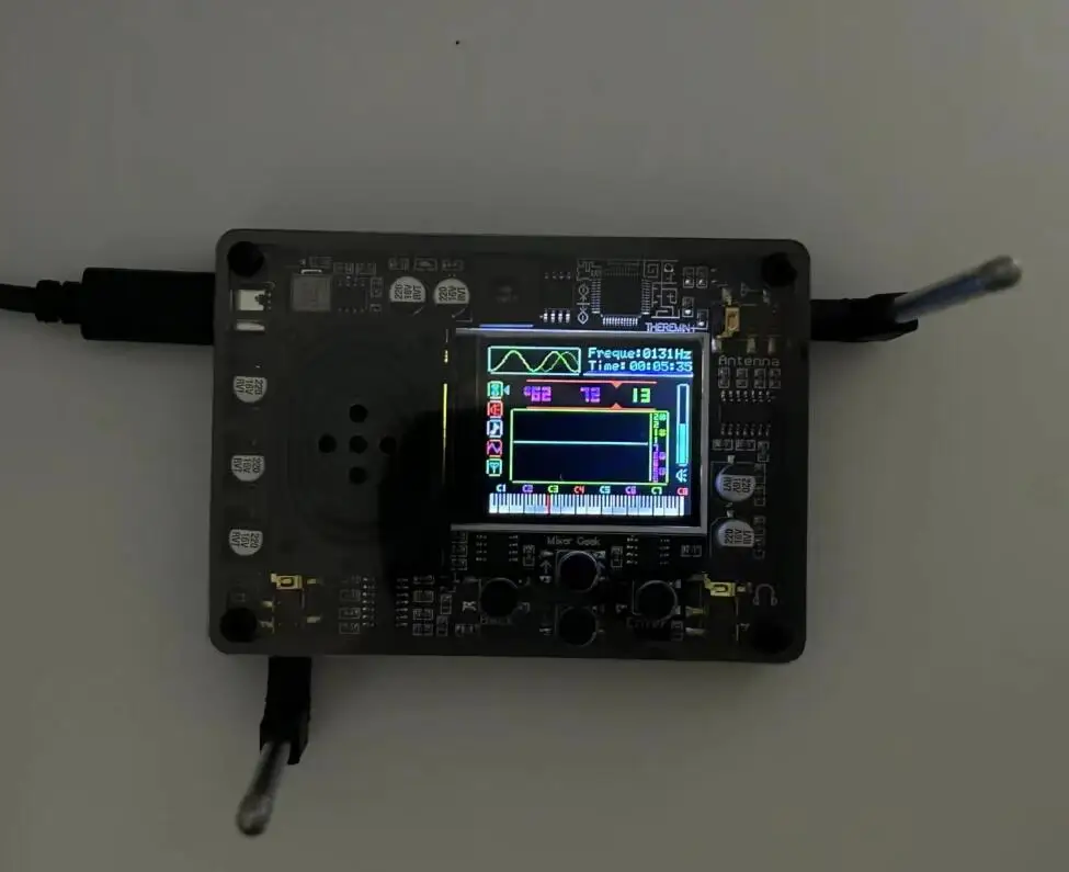  Theremin  , Ƽ  â Ǳ,  Ҹ    ÷, C Ÿ ̽