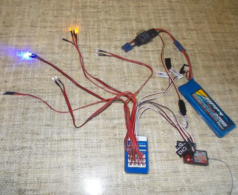 RC 12 LED-Beleuchtungssimulations-Blitzlicht, steuerbares Dual-Blitzlicht-Set für 1/10 RC-Autos Tamiya HSP HPI RC4WD Traxxas – Detail 2