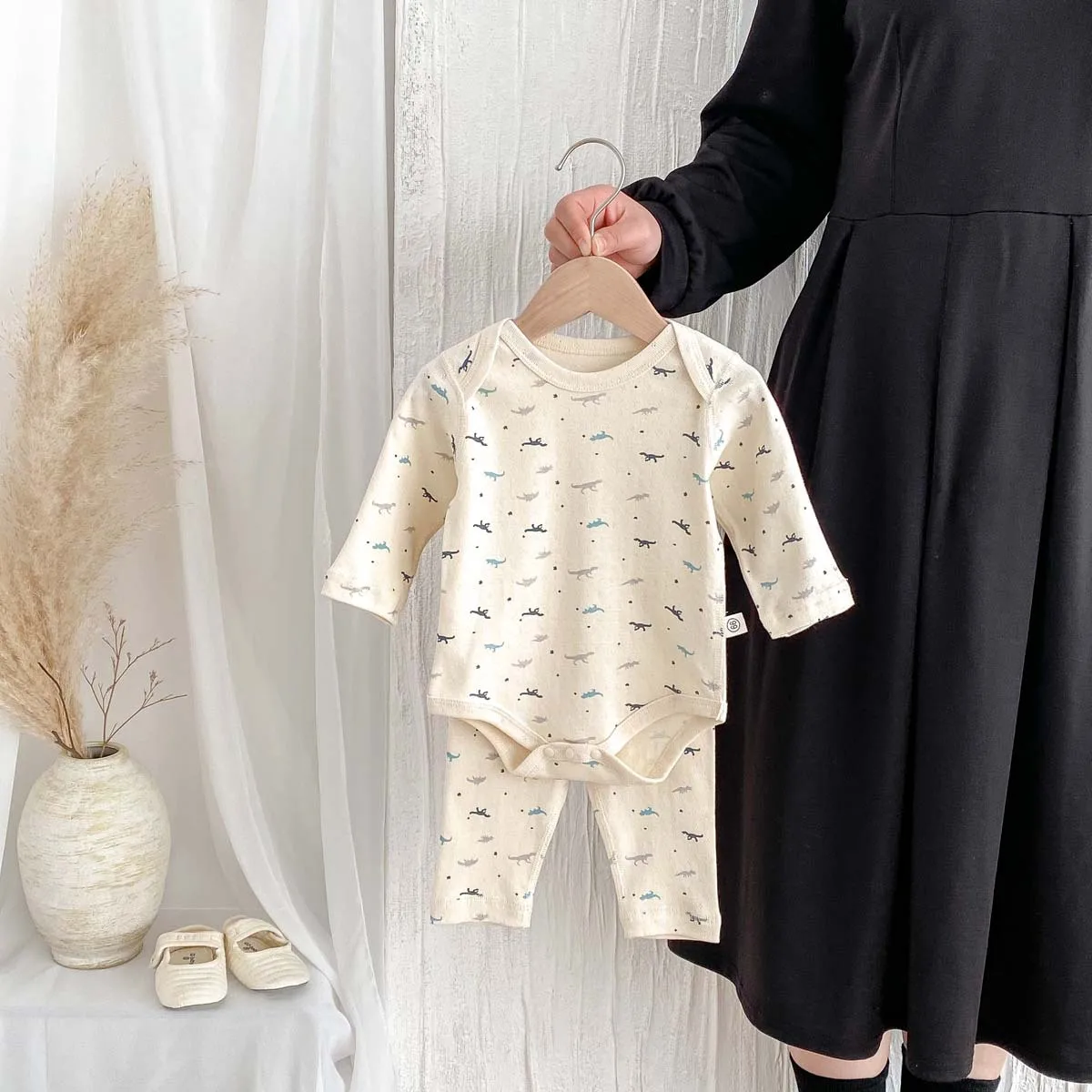 Description Picture 2 of item2025 autumn winter new in kids baby girls boys casual pure cotton clothing , toddler infant dinosaur print bodysuits pants