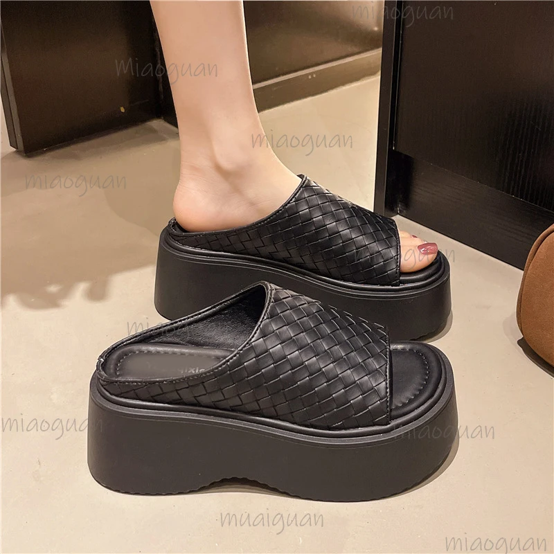 두꺼운 바닥 높이 짠 샌들 슬리퍼 여성 신발 외부 착용 2025 여름 새로운 7cm 하이힐 숙녀 들여다 발가락 슬라이드