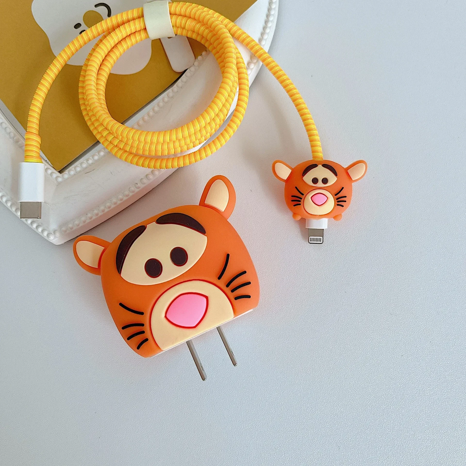 ตัวเลือกสินค้า เคสกันสายชาร์จลายการ์ตูน 3 มิติ สำหรับ iPhone 15/14 พร้อมที่เก็บสาย