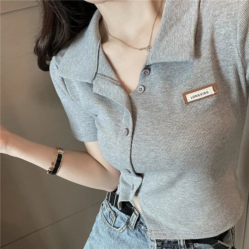Camicia con collo a polo Bottoni T-shirt da donna Tinta unita Crop Top Gioventù Y2k Abiti di moda V di alta qualità con colletto Estetico sintetico - immagine 4