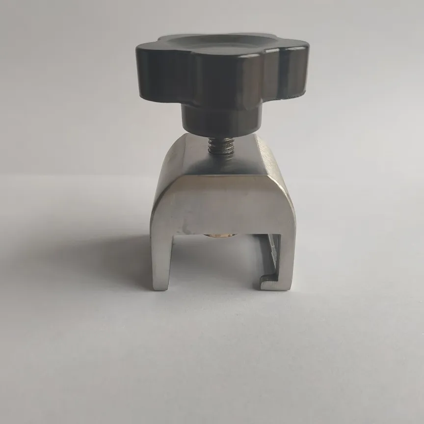Operating table accessories: square slider, universal retainer