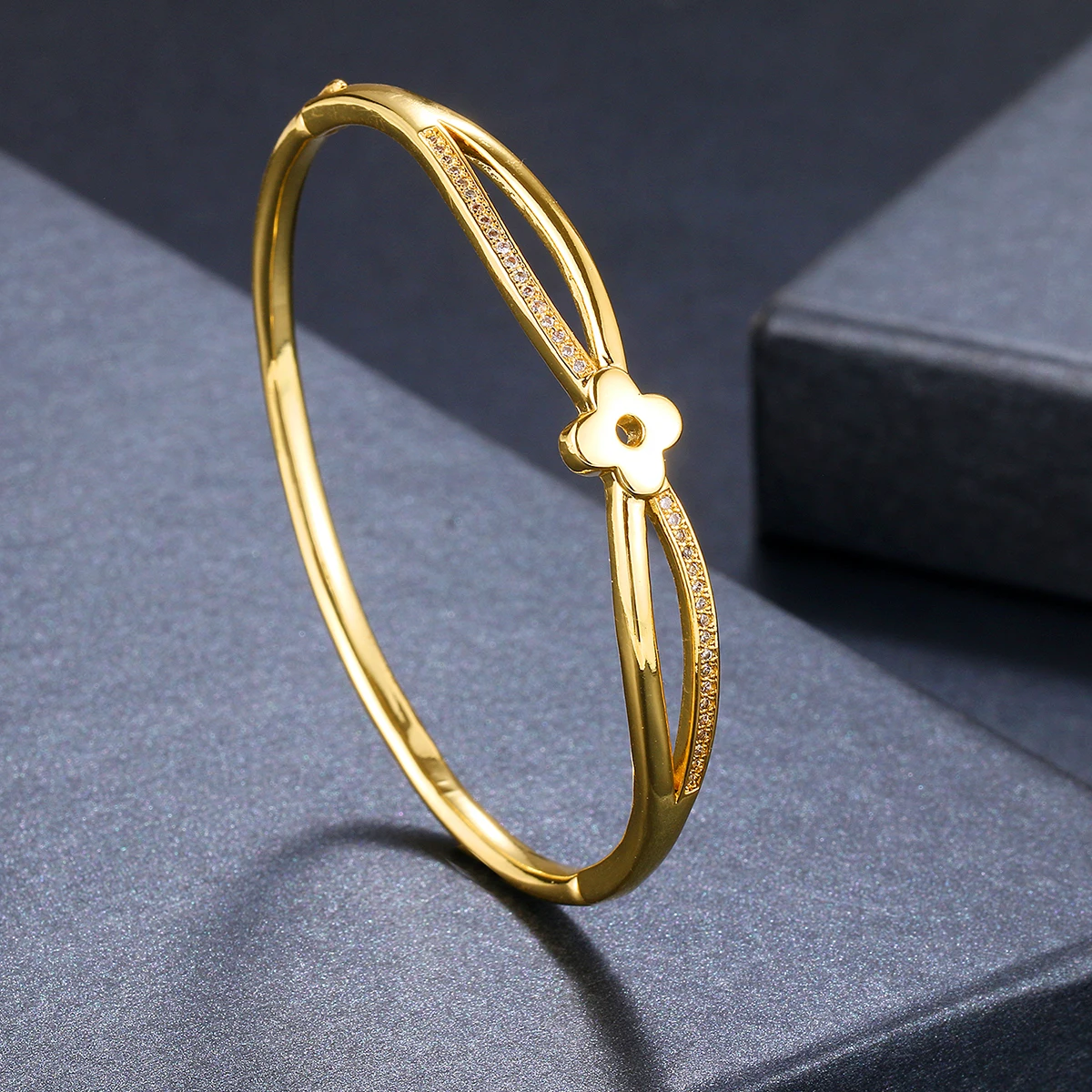 2024 Autumn and Winter New cCub Zircon Four-Leaf Flower Staggered Bracelet for Women Office party Friend Gift Jewelry 2