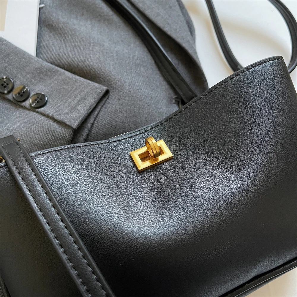 Luxury Women's Shoulder Bag With Dual Straps And Locker Closure_voghion.com