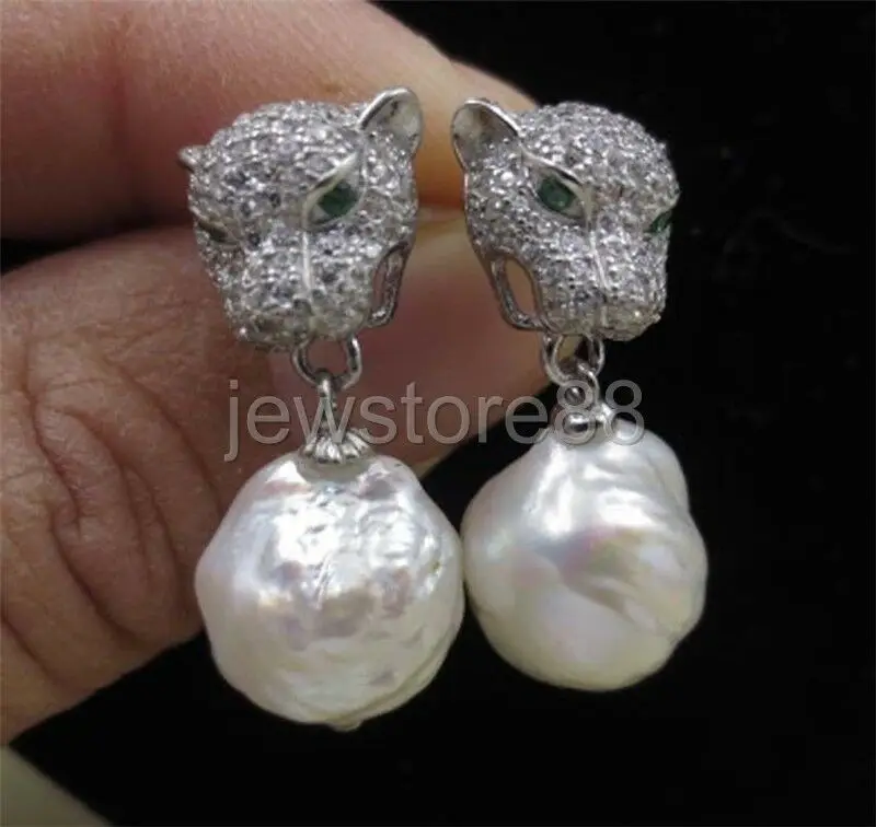 

baroque white 12-13mm FURROW Kasumi pearl earring leopard head button