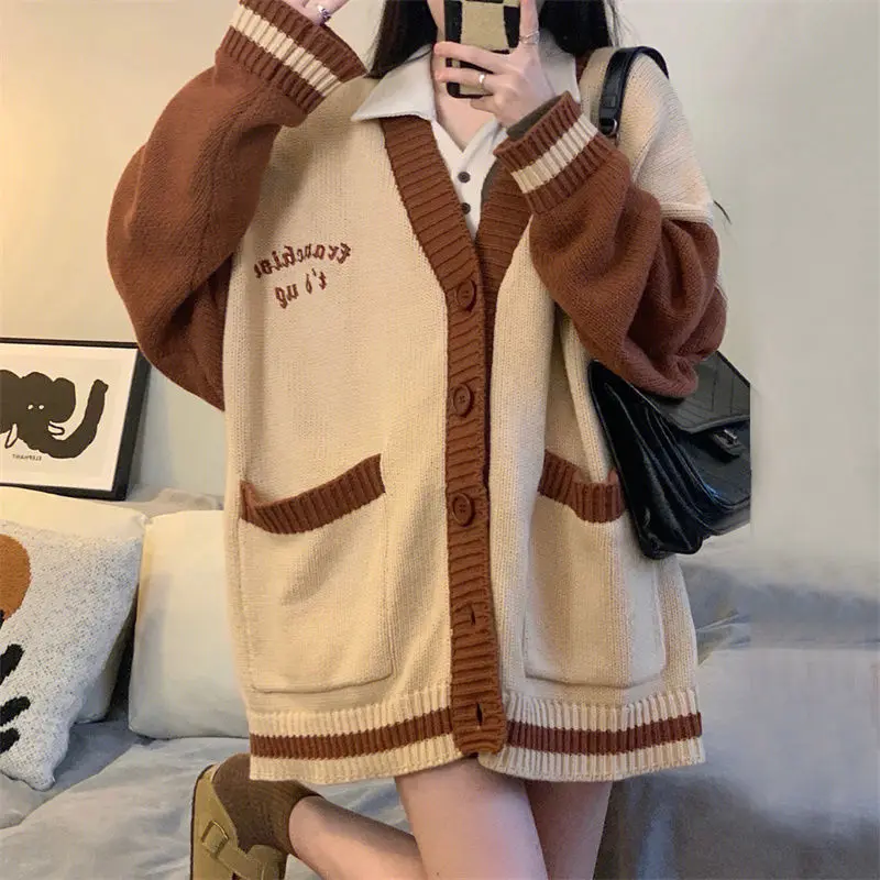 

Institute FengRi v-neck bump color pocket embroidery letters female new winter loose knitting cardigan sweater coat sweater knit