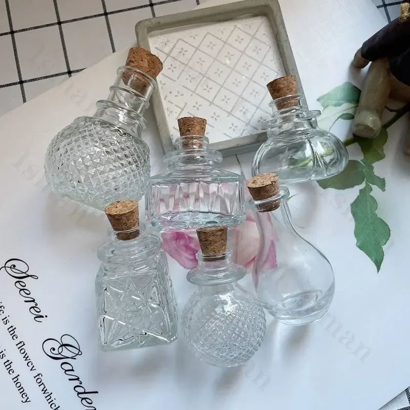 Retro Relief Perfume Glass Bottle Northern Europe Transparent Small Bottle With Wood Lids Home Window Decoration Storage Jars