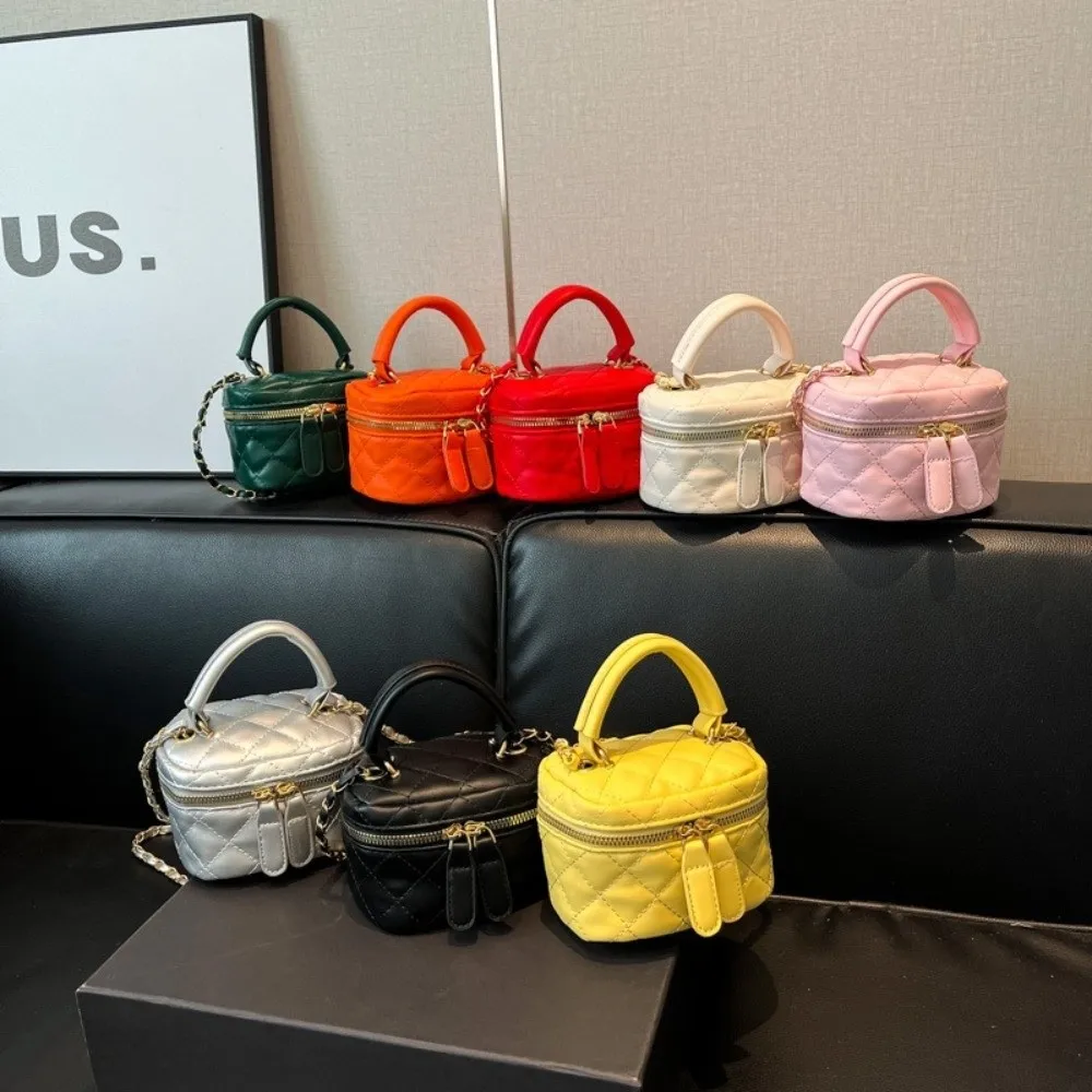 حقيبة دلو جلدية مبطنة بالألماس صغيرة متعددة الألوان بنمط مربعات مع حقيبة كتف بحزام كتف بسلسلة ذهبية