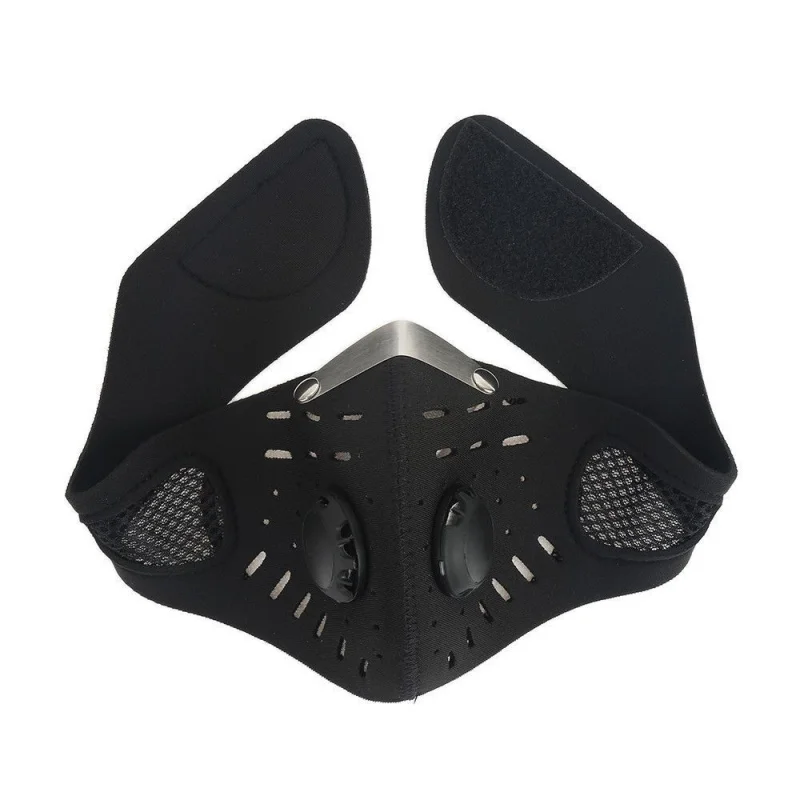 Personne ajustant le masque réutilisable avec filtre détachable avant une séance de sport en extérieur.