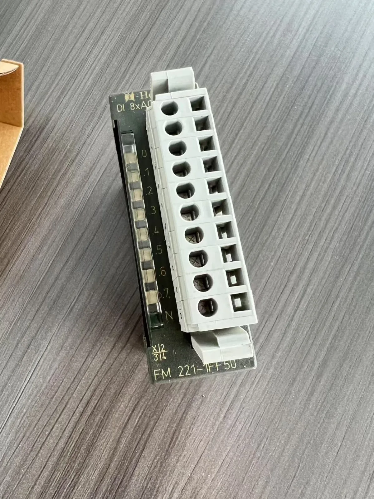 221-1FF50 SM221 Digital Input, 8DI, 180-265VAC