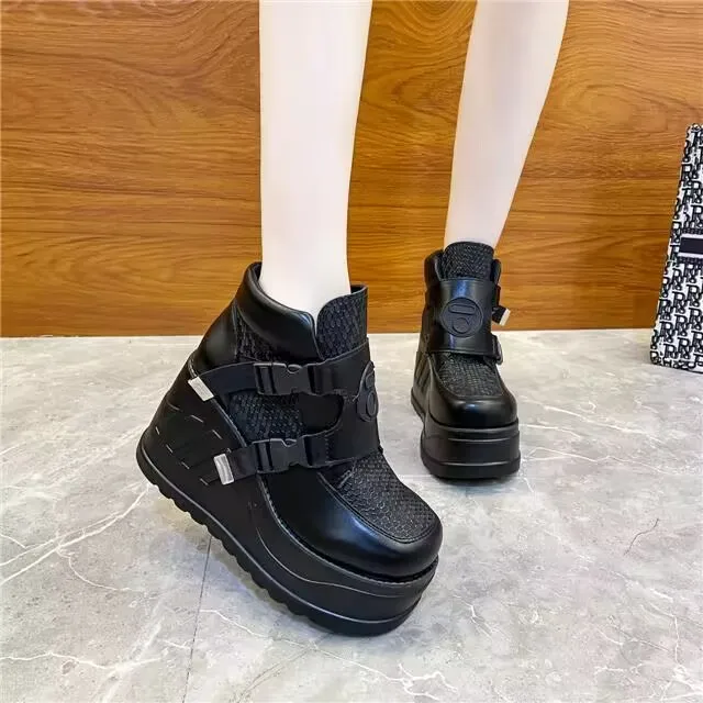 

2023 Black Punk and Ankle Thick-soled Motorcycle Boots Women's Lace-up Thick Heel Belt Buckle Pocket Designer Shoes Wedge Heel
