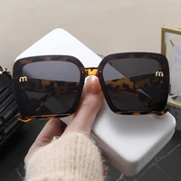 Lunettes de soleil carrées classiques à grand cadre pour hommes et femmes, design de lettre rectangulaire, lunettes de soleil rétro, UV400, marque de mode 2