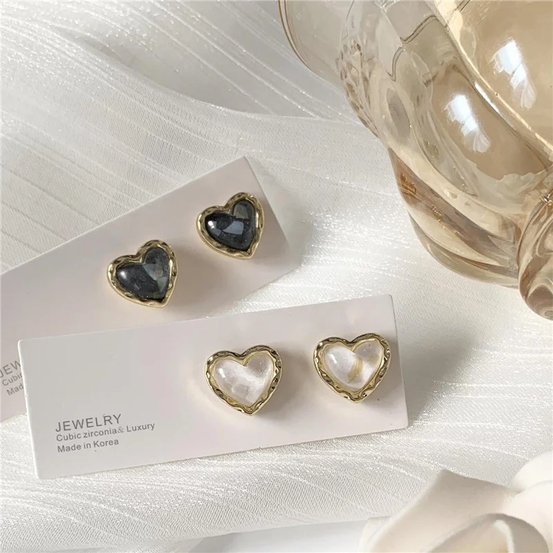 

Trendy Vintage Heart Earring Women Classic Black White Stud Earrings Female Korean Fashion Earrings Female Jewelry Gift