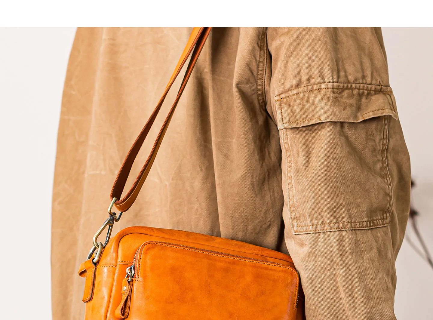 Einfache, handgefertigte Vintage-Umhängetasche aus pflanzlich gegerbtem Rindsleder für Herren, Outdoor-Reisetasche, luxuriöse Umhängetasche aus echtem Leder für Teenager – Detail 9